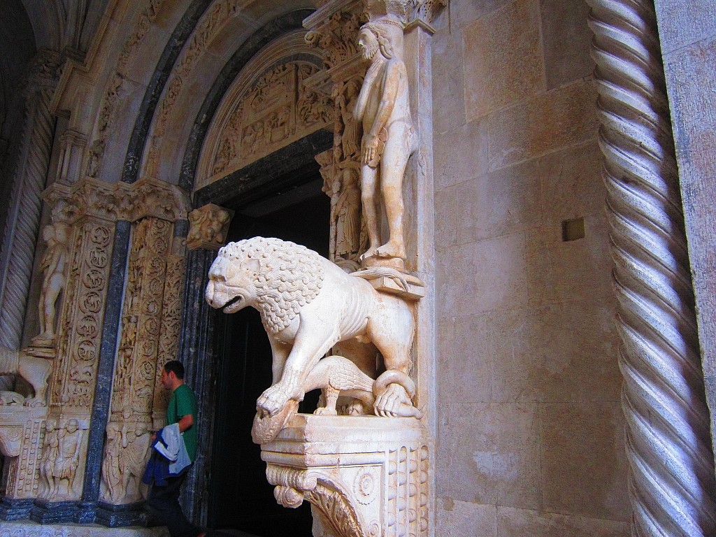 intrarea-in-catedrala-sf-laurentiu-trogir